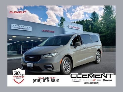 Used 2022 Chrysler Pacifica Touring-L FWD image 1