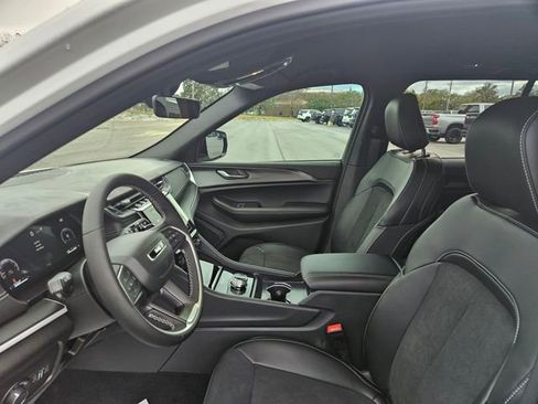 New 2025 Jeep Grand Cherokee Altitude image 9