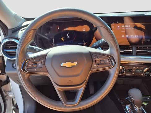 Used 2024 Chevrolet Trax LT image 17