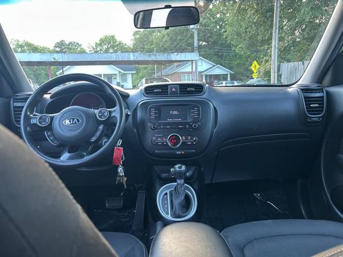 Used 2017 Kia Soul + FWD image 28