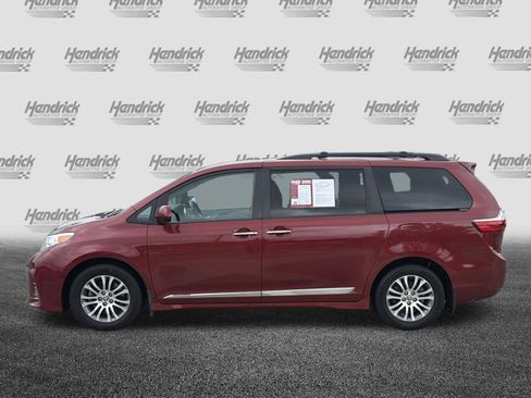 Used 2020 Toyota Sienna XLE w/ XLE Navigation Package FWD image 7