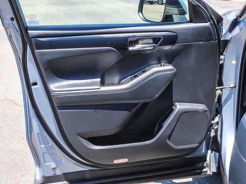 Used 2022 Toyota Highlander XLE FWD image 22