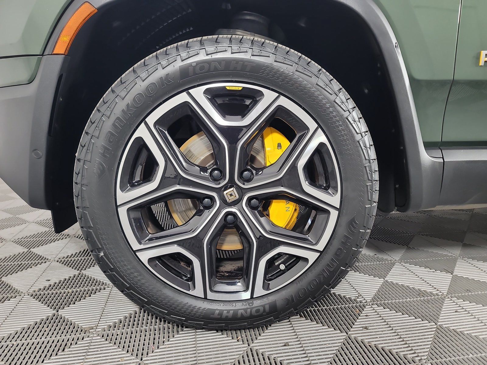 Used 2023 Rivian R1T Launch Edition AWD/4WD image 9