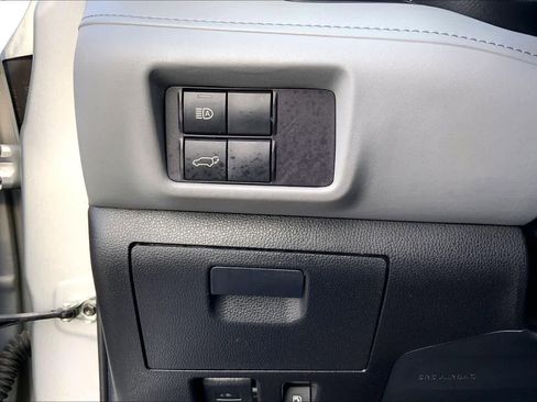 Used 2022 Toyota Highlander XLE FWD image 33
