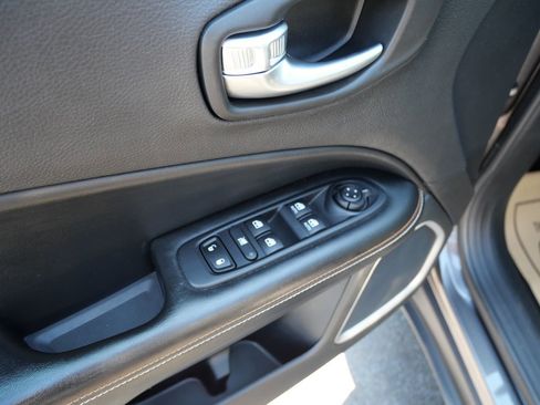 Used 2020 Jeep Compass Latitude AWD/4WD image 12