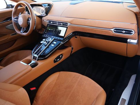 Used 2025 Aston Martin V8 Vantage Coupe image 21