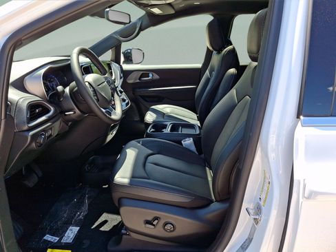 New 2027 Chrysler Pacifica Select w/ Family Tech Group AWD/4WD image 7
