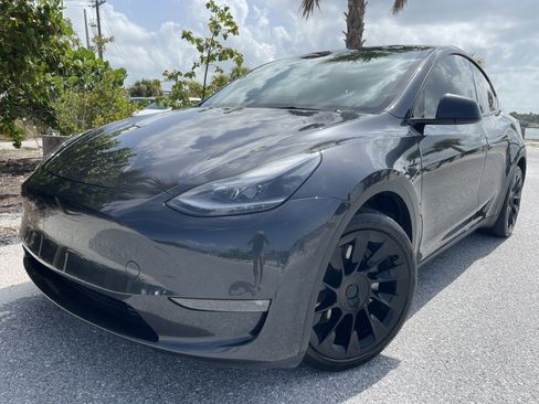 Used 2024 Tesla Model Y Long Range AWD/4WD image 1