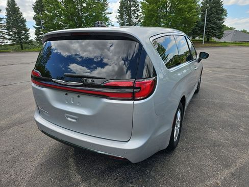 Used 2023 Chrysler Pacifica Touring-L FWD image 6