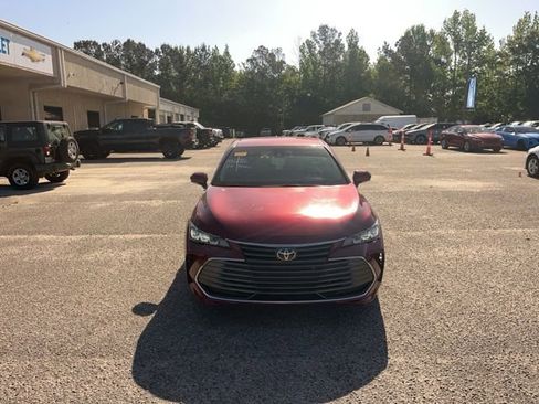 Used 2022 Toyota Avalon XLE image 2