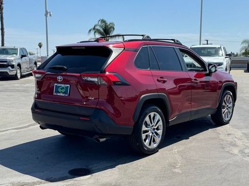 Used 2021 Toyota RAV4 XLE Premium w/ Carpet Mat Package (TMS) FWD image 4