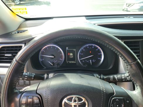 Used 2018 Toyota Highlander XLE FWD image 19