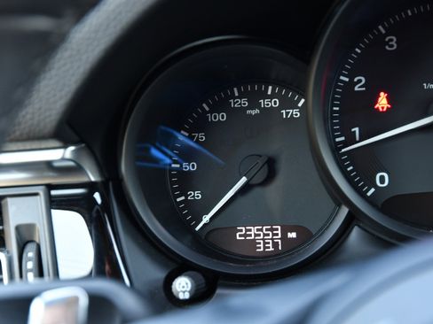 Used 2024 Porsche Macan image 11