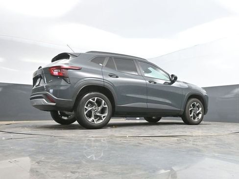 Used 2025 Chevrolet Trax LT FWD image 37
