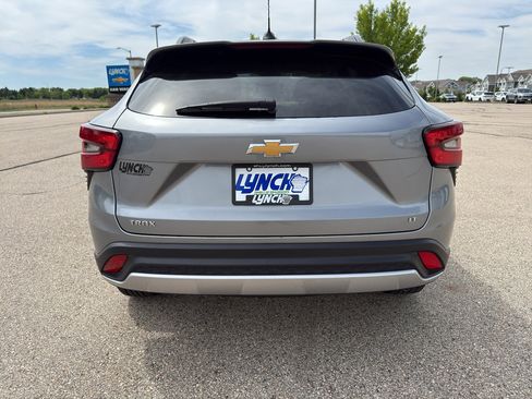 Used 2025 Chevrolet Trax LT FWD image 4