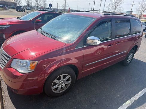 Used 2010 Chrysler Town & Country Touring Plus w/ Safetytec Group image 5