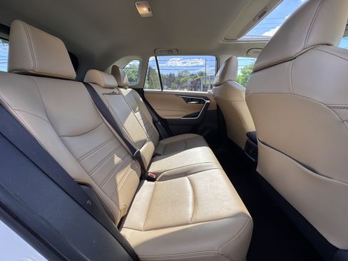 Used 2020 Toyota RAV4 XLE Premium AWD/4WD image 17