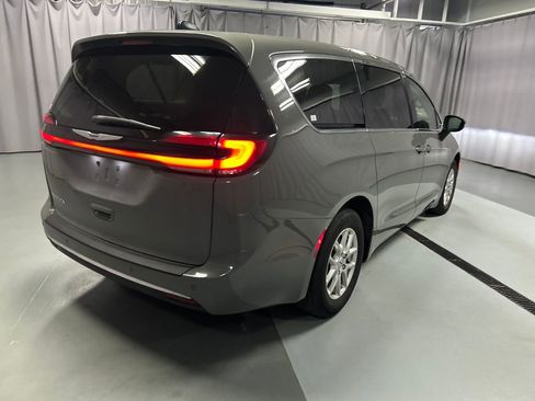 Used 2023 Chrysler Pacifica Touring-L FWD image 7