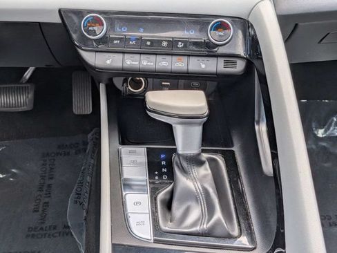 Used 2025 Hyundai Elantra Limited FWD image 17