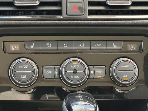 Certified 2024 Volkswagen Taos SE FWD image 19