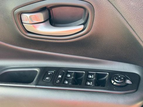 Used 2023 Jeep Renegade Latitude image 24