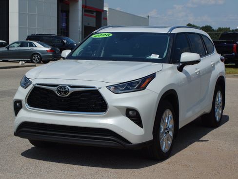 Used 2026 Toyota Highlander Limited AWD/4WD image 2