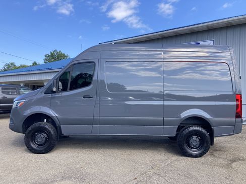 Used 2024 Mercedes-Benz Sprinter 2500 image 2