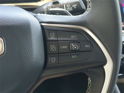 Used 2025 Jeep Grand Cherokee Laredo X w/ Luxury Tech Group I image 22