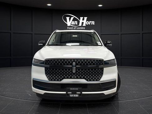 Used 2025 Lincoln Navigator Reserve AWD/4WD image 2