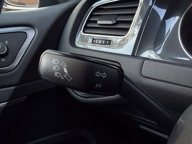 Used 2019 Volkswagen e-Golf SE FWD image 24