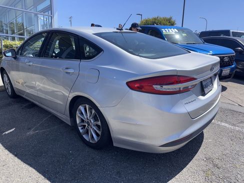 Used 2017 Ford Fusion SE FWD image 4