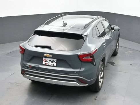 Used 2025 Chevrolet Trax LT FWD image 34