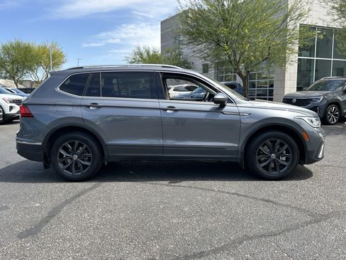Used 2024 Volkswagen Tiguan SE w/ Panoramic Sunroof Package FWD image 5