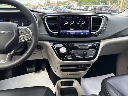 Used 2023 Chrysler Pacifica Touring-L FWD image 34