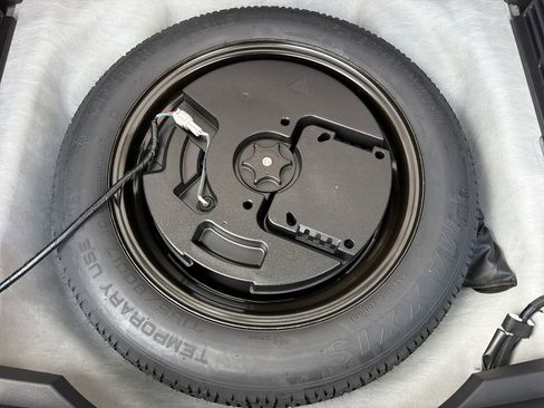 Used 2024 Nissan Rogue SV w/ SV Premium Package image 32