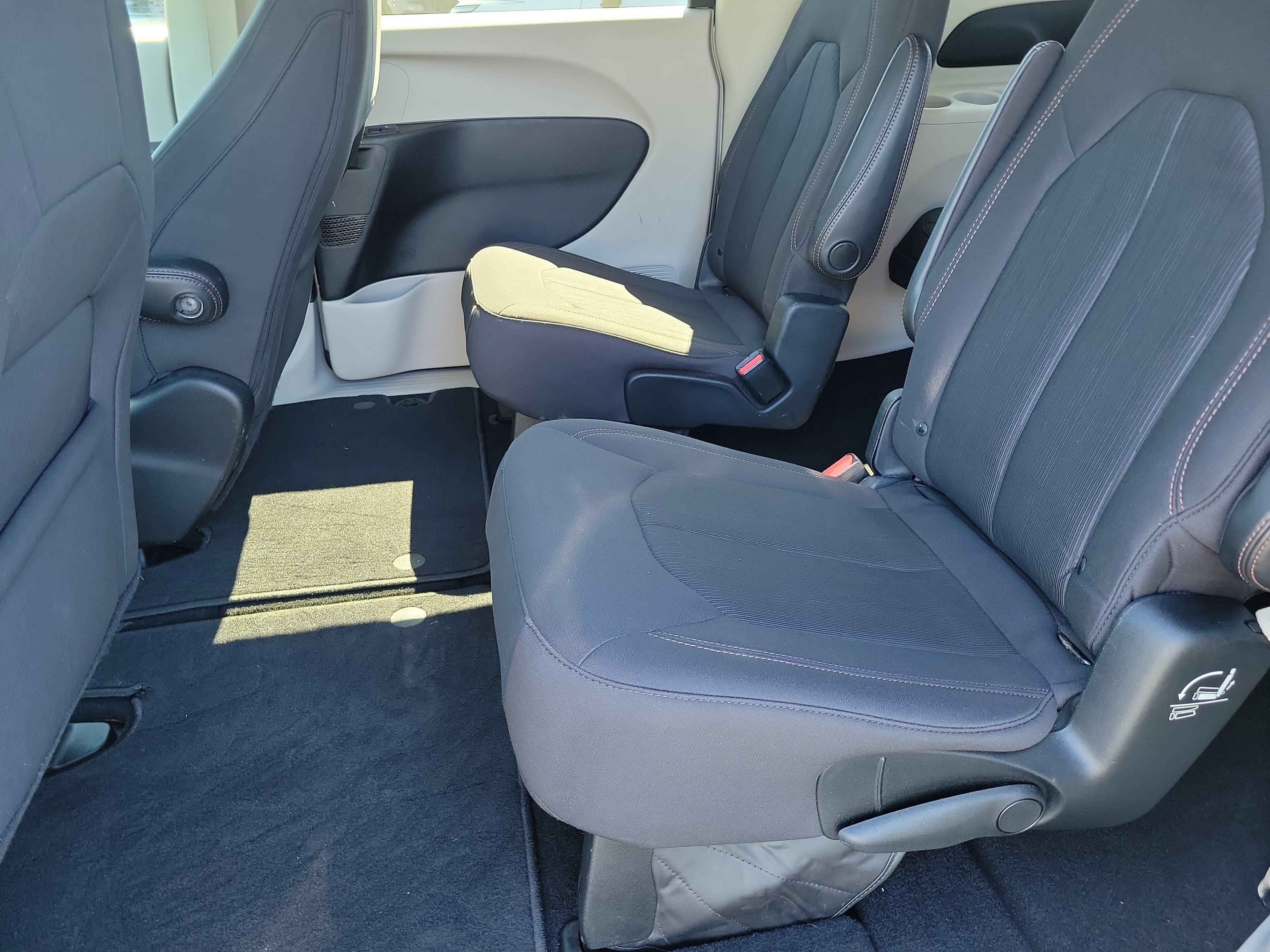 Used 2019 Chrysler Pacifica LX w/ Tire & Wheel Group FWD image 13