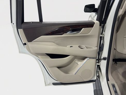 Used 2015 Cadillac Escalade Luxury image 22