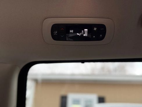 Used 2023 Chrysler Pacifica Touring-L image 32