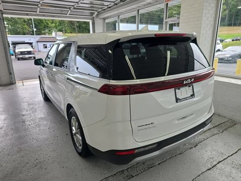 Certified 2024 Kia Carnival LX FWD image 3