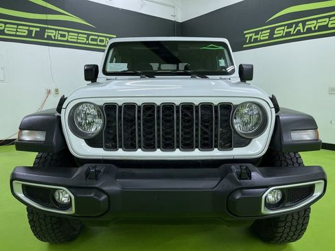 Used 2025 Jeep Gladiator Sport image 3