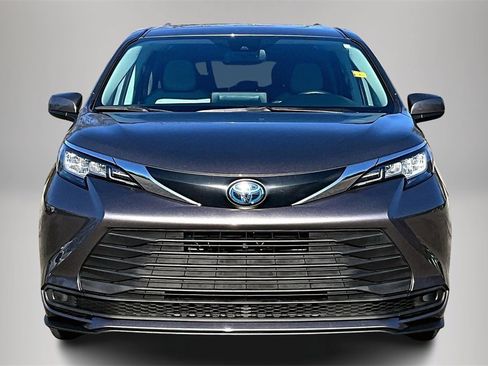 Used 2022 Toyota Sienna LE image 4