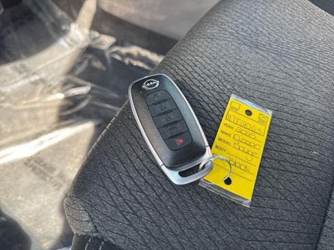 Used 2025 Nissan Rogue SV image 32