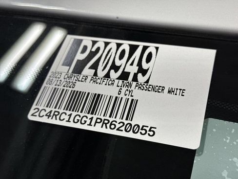 Used 2023 Chrysler Pacifica Limited FWD image 32