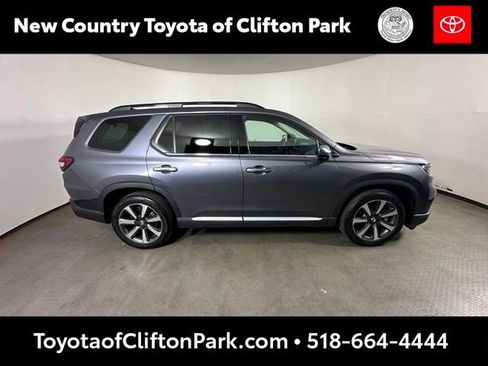 Used 2025 Honda Pilot Touring image 2