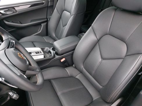 Certified 2026 Porsche Macan AWD/4WD image 5