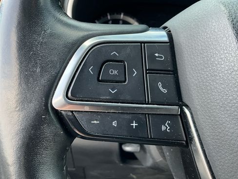 Used 2021 Toyota Highlander XLE AWD/4WD image 11