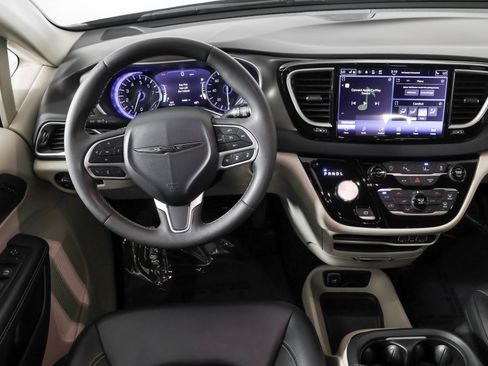 Used 2024 Chrysler Pacifica Touring-L FWD image 39