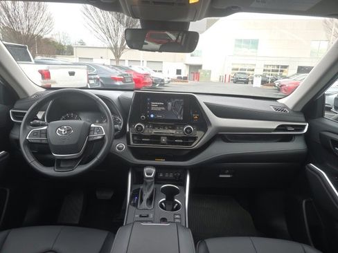 Used 2025 Toyota Highlander LE image 9