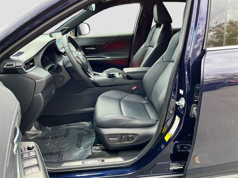 Used 2024 Toyota Venza XLE image 22