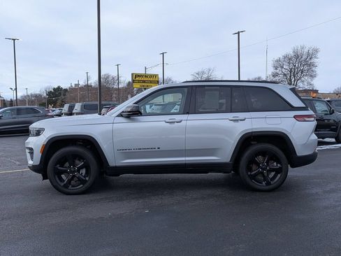 Used 2024 Jeep Grand Cherokee Altitude AWD/4WD image 4